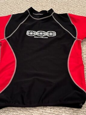 Maui Built Mens Medium Black & Red Rash Guard Short Sleeve Swim Shirt